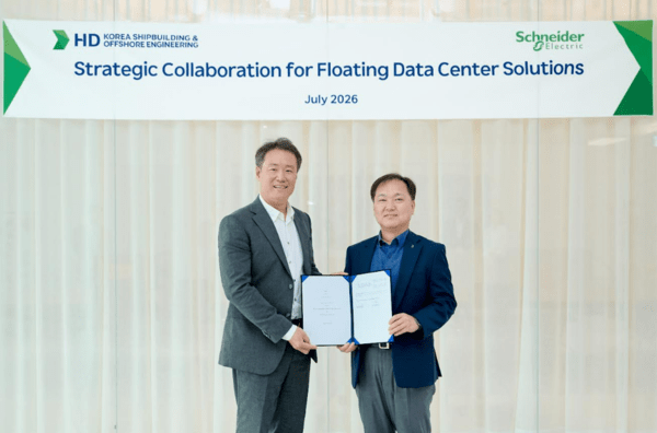 Kwon Ji-woong (left), Country President of Schneider Electric Korea, and Kim Hyung-kwan, Chief Executive Officer of HD Korea Shipbuilding & Offshore Engineering. (Photo: HD Korea Shipbuilding & Offshore Engineering)