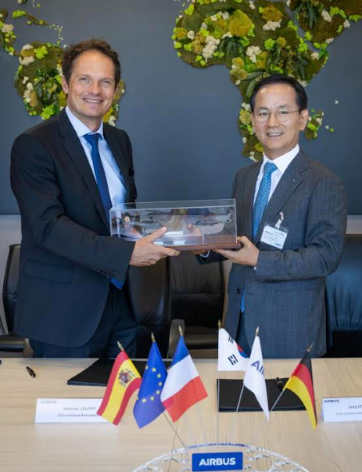 From left: Matthieu Louvot, chief executive officer of Airbus Helicopters, and Kim Jong-chul, chief executive officer of Korea Aerospace Industries (KAI).