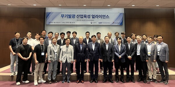 Representatives from 21 member companies pose for a group photo during the 2026 Regular Meeting of the Inorganic Light-Emitting Display Subcommittee at COEX in Seoul on July 22. (Photo: Korea Display Industry Association)