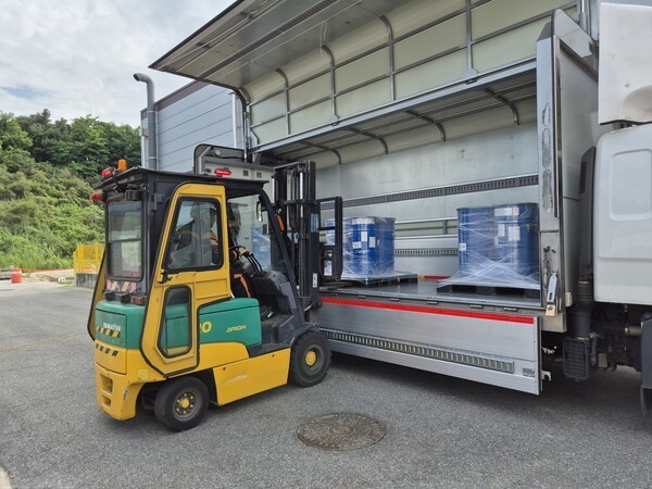 A forklift loads TiCl₄ onto a delivery truck at TEMC CNS's Boeun Plant 2 in North Chungcheong Province on July 23. (Photo: THE ELEC)