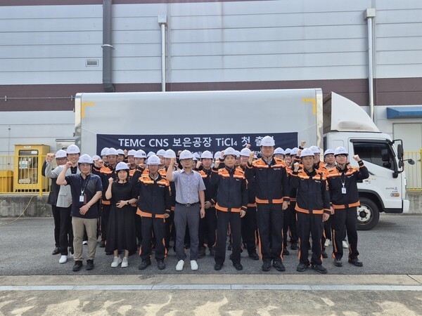 TEMC CNS executives and employees, including CEO Lee Dong-jun, Manufacturing Technology Head Ko Sung-jong and Manufacturing Technology Director Koo Ja-kwon. (Photo: THE ELEC)