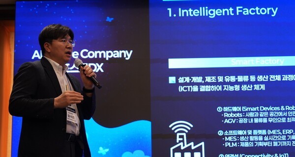 Yoon Seok-jun, head of the Robot Automation Center at POSCO DX, presents the company's robot automation deployment results. (Photo: POSCO DX)
