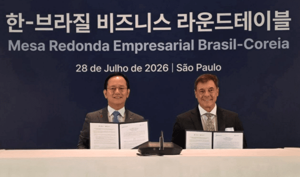 KAI President Kim Jong-chul and Embraer President Francisco Gomes Neto. (Photo: KAI)