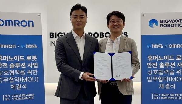 Bigwave Robotics Chief Executive Officer Kim Min-kyo (left) and Omron Electronics Korea President Kim Young-ho pose after signing a memorandum of understanding for cooperation in the robotics business.