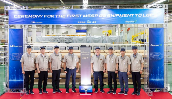 LS Electric Chairman Koo Ja-kyun (fourth from left) and company employees pose during the first-shipment ceremony for the G2, the company’s next-generation PCS for energy storage systems. (Photo: LS Electric)