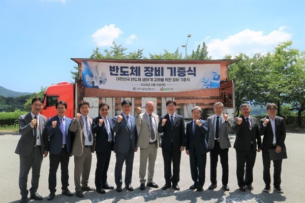 Participants pose for a commemorative photo during the DB HiTek equipment donation ceremony held in Eumseong, North Chungcheong Province, on Aug. 6. (Photo: DB HiTek)