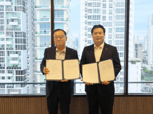 (From left) Daniel Chung, chief executive officer of Corban Energy Group, and Han Joo-seok, head of the Engine & Machinery Business Unit at HD Hyundai Heavy Industries. (Photo: HD Hyundai Heavy Industries)