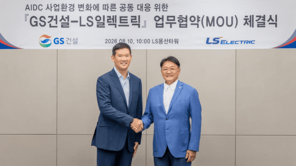 LS Electric Chairman Koo Ja-kyun (right) and GS E&C Chief Executive Officer Huh Yoon-hong (left) pose for a commemorative photograph after signing the agreement. (Photo: LS Electric)