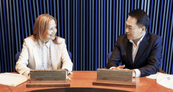 Samsung SDI President and Chief Executive Officer Choi Yoon-ho (right) and GM Chair and Chief Executive Officer Mary Barra signed a memorandum of understanding to establish a battery joint venture in March 2023. The companies signed a definitive agreement to establish the joint venture in August 2024. (Photo: Samsung SDI)