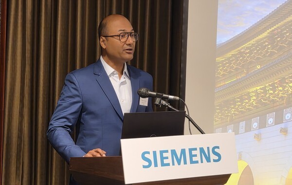 Ankur Gupta, Senior Vice President of IC Products at Siemens Digital Industries Software's Electronic Design Automation (EDA) business, introduces the company's AI strategy during a media briefing held at Lotte Hotel World in Seoul on Aug. 11. (Photo: THE ELEC)