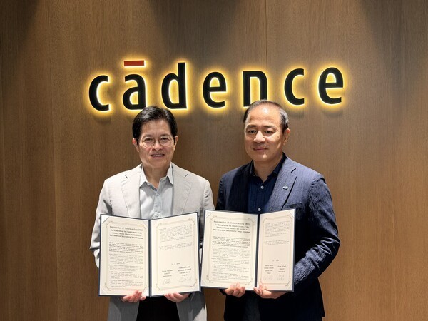 Seo Byung-hoon, president of Cadence Korea, left, and Kim Kyung-ho, chairman of the Korea Fabless Industry Association. (Photo: Korea Fabless Industry Association)