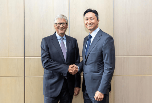 HD Hyundai Chairman Kisun Chung and TerraPower founder and chairman Bill Gates discuss cooperation on the commercialization of land-based reactors.
