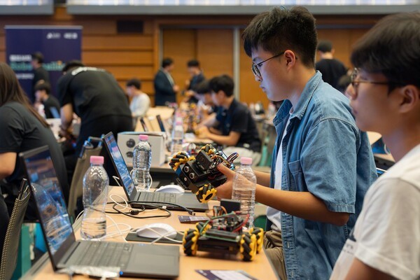 Students compete in the Lam Research Robo Challenge finals. (Source: Lam Research Korea)