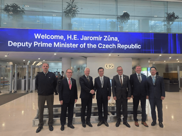 Czech Deputy Prime Minister and Minister of Defence Jaromír Zůna (third from left), LIG D&A CEO Shin Ick-hyun (center) and other officials pose for a photo.