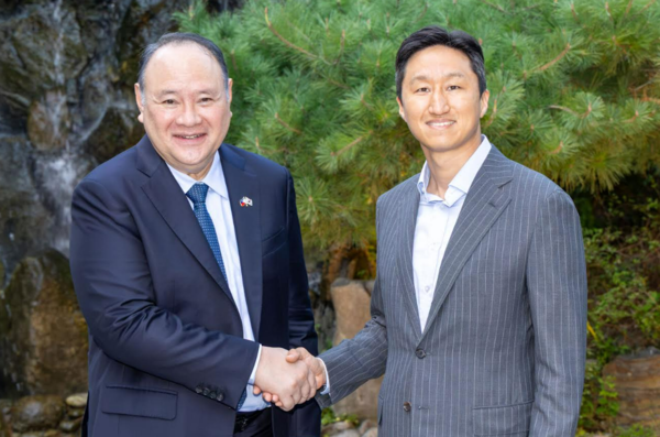 HD Hyundai Chairman Chung Ki-sun and Philippine Defense Secretary Gilberto Teodoro Jr.