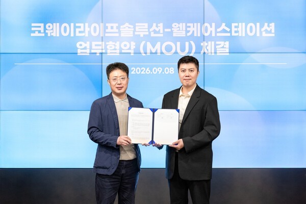 Coway Life Solution CEO Kim Myung-gon, left, and Wellcare Station CEO Kook Kyung-min pose for a photo at a memorandum of understanding signing ceremony at G-Tower in Guro, Seoul, on Sept. 8. (Photo: Coway)