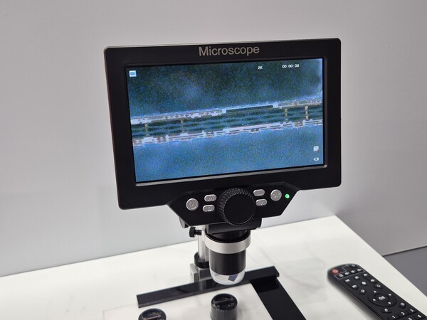 An embedded substrate sample unveiled by LG Innotek at KPCA Show 2026 on Sept. 9. A silicon capacitor is embedded in the buildup layer. (Photo: THE ELEC)