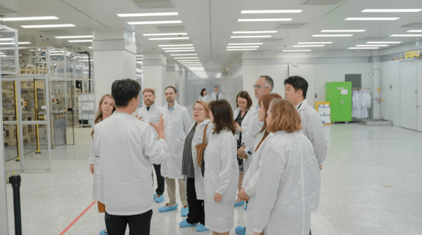 Officials from European embassies in Korea tour Standard Energy's automated V-Line production line for vanadium-ion batteries as Kim Sung-jin, head of Standard Energy's technology business division, explains the facility.