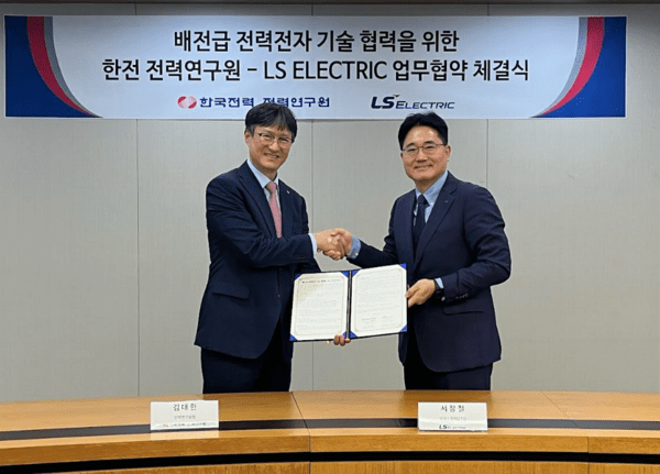 Seo Jang-chul, executive director and power chief technology officer at LS ELECTRIC, right, and Kim Dae-han, president of the KEPCO Research Institute. (Photo: THE ELEC)