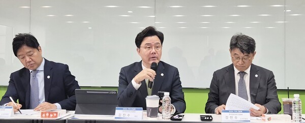 From left, KISIA Senior Vice President Young-chul Choi, President Jinsoo Kim and Senior Vice President Min-soo Kim answer questions at a press conference at IT Venture Tower on Sept. 14. (Photo: THE ELEC)