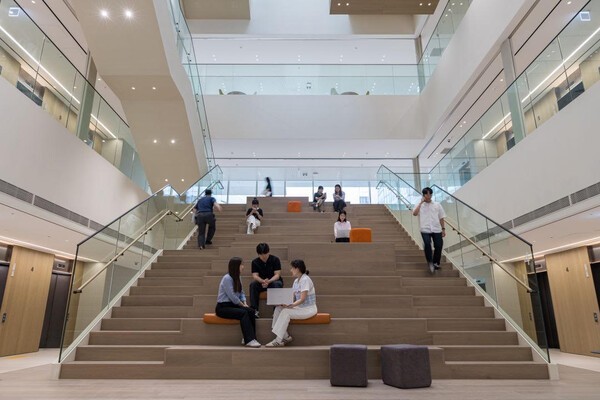 Daewoong Pharmaceutical employees work according to their individual circumstances and job requirements. (Source: Daewoong Pharmaceutical)
