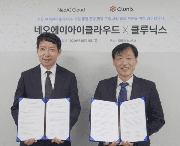 NeoAI Cloud CEO Cho Yong-wan (left) and Clunix CEO Seo Jin-woo pose for a photograph after signing the agreement.