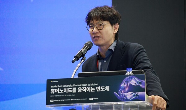 Park Jae-hyun, vice president at Qualcomm, delivers a presentation. (Photo: THE ELEC)