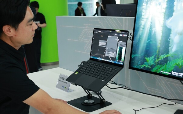 An Nvidia representative demonstrates an RTX Spark-powered laptop. (Photo: THE ELEC)