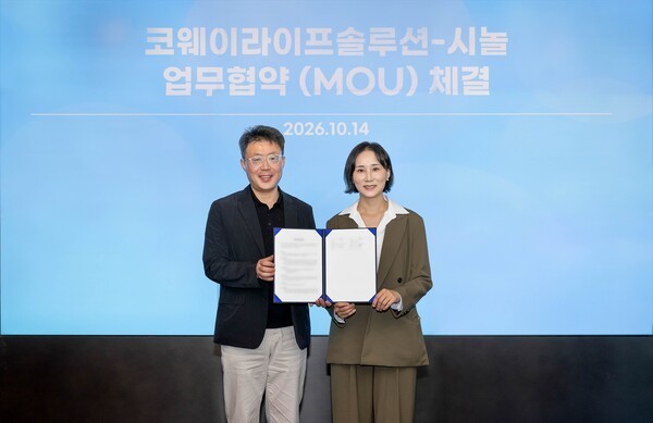 Coway Life Solution CEO Kim Myung-gon (left) and Sinor CEO Kim Min-ji attend the MOU signing ceremony. (Photo: Coway)